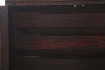 中古　伝統工芸　軽井沢彫り　咲き誇る桜の浮き彫りが目を引く重ね衣装箪笥(和タンス、引き出し、衣装盆付き、着物箪笥)(R-039717)