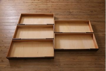 中古　伝統工芸　軽井沢彫り　咲き誇る桜の浮き彫りが目を引く重ね衣装箪笥(和タンス、引き出し、衣装盆付き、着物箪笥)(R-039717)
