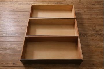 中古　伝統工芸　軽井沢彫り　咲き誇る桜の浮き彫りが目を引く重ね衣装箪笥(和タンス、引き出し、衣装盆付き、着物箪笥)(R-039717)