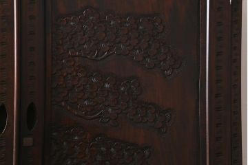 中古　伝統工芸　軽井沢彫り　咲き誇る桜の浮き彫りが目を引く重ね衣装箪笥(和タンス、引き出し、衣装盆付き、着物箪笥)(R-039717)