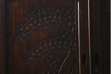 中古　伝統工芸　軽井沢彫り　咲き誇る桜の浮き彫りが目を引く重ね衣装箪笥(和タンス、引き出し、衣装盆付き、着物箪笥)(R-039717)