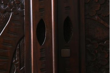 中古　伝統工芸　軽井沢彫り　咲き誇る桜の浮き彫りが目を引く重ね衣装箪笥(和タンス、引き出し、衣装盆付き、着物箪笥)(R-039717)