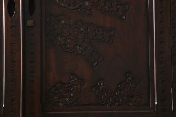 中古　伝統工芸　軽井沢彫り　咲き誇る桜の浮き彫りが目を引く重ね衣装箪笥(和タンス、引き出し、衣装盆付き、着物箪笥)(R-039717)