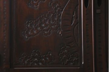 中古　伝統工芸　軽井沢彫り　咲き誇る桜の浮き彫りが目を引く重ね衣装箪笥(和タンス、引き出し、衣装盆付き、着物箪笥)(R-039717)