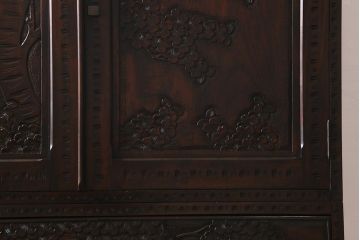 中古　伝統工芸　軽井沢彫り　咲き誇る桜の浮き彫りが目を引く重ね衣装箪笥(和タンス、引き出し、衣装盆付き、着物箪笥)(R-039717)