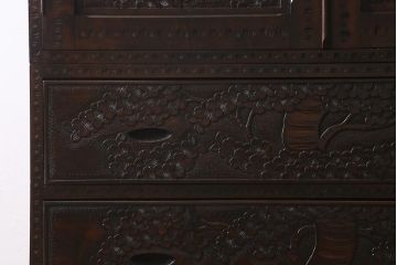 中古　伝統工芸　軽井沢彫り　咲き誇る桜の浮き彫りが目を引く重ね衣装箪笥(和タンス、引き出し、衣装盆付き、着物箪笥)(R-039717)
