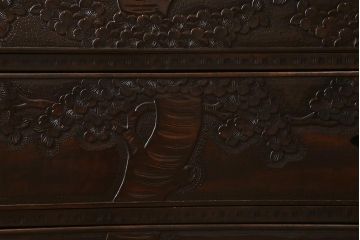中古　伝統工芸　軽井沢彫り　咲き誇る桜の浮き彫りが目を引く重ね衣装箪笥(和タンス、引き出し、衣装盆付き、着物箪笥)(R-039717)