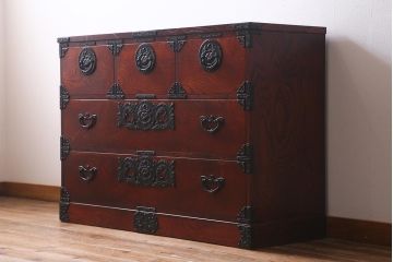 中古　伝統工芸　岩谷堂箪笥　存在感のある豪華な金具が目を惹くサイドボード(整理箪笥、ローチェスト、テレビ台、引き出し)(R-039718)