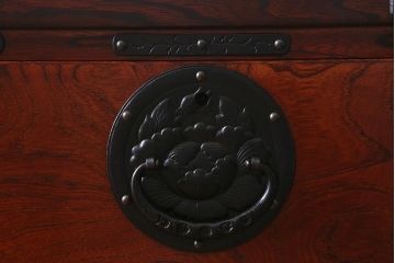 中古　伝統工芸　岩谷堂箪笥　存在感のある豪華な金具が目を惹くサイドボード(整理箪笥、ローチェスト、テレビ台、引き出し)(R-039718)