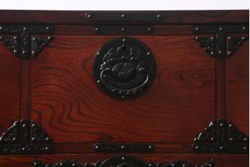 中古　伝統工芸　岩谷堂箪笥　存在感のある豪華な金具が目を惹くサイドボード(整理箪笥、ローチェスト、テレビ台、引き出し)(R-039718)