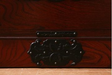 中古　伝統工芸　岩谷堂箪笥　存在感のある豪華な金具が目を惹くサイドボード(整理箪笥、ローチェスト、テレビ台、引き出し)(R-039718)