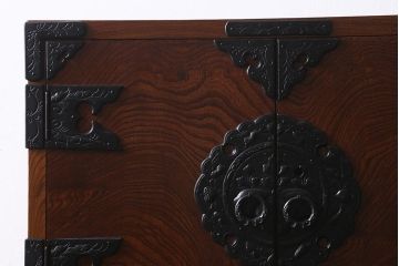 中古　伝統民芸家具　岩谷堂箪笥　観音開き戸付き　豪華な金具が印象的な立長箪笥(ハイチェスト、和タンス)(R-39725)