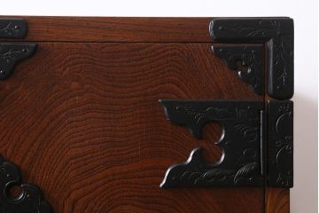 中古　伝統民芸家具　岩谷堂箪笥　観音開き戸付き　豪華な金具が印象的な立長箪笥(ハイチェスト、和タンス)(R-39725)