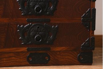 中古　伝統民芸家具　岩谷堂箪笥　観音開き戸付き　豪華な金具が印象的な立長箪笥(ハイチェスト、和タンス)(R-39725)
