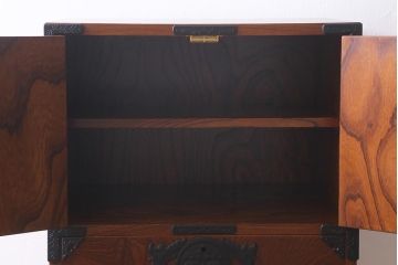 中古　伝統民芸家具　岩谷堂箪笥　観音開き戸付き　豪華な金具が印象的な立長箪笥(ハイチェスト、和タンス)(R-39725)