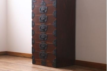中古　伝統民芸家具　岩谷堂箪笥　観音開き戸付き　豪華な金具が印象的な立長箪笥(ハイチェスト、和タンス)(R-39725)