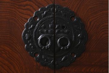 中古　伝統民芸家具　岩谷堂箪笥　観音開き戸付き　豪華な金具が印象的な立長箪笥(ハイチェスト、和タンス)(R-39725)