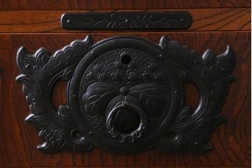中古　伝統民芸家具　岩谷堂箪笥　観音開き戸付き　豪華な金具が印象的な立長箪笥(ハイチェスト、和タンス)(R-39725)