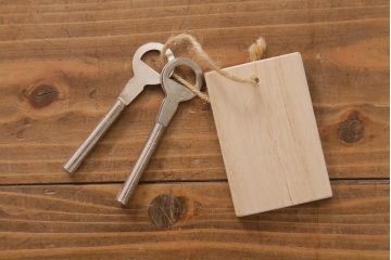 中古　伝統民芸家具　岩谷堂箪笥　観音開き戸付き　豪華な金具が印象的な立長箪笥(ハイチェスト、和タンス)(R-39725)