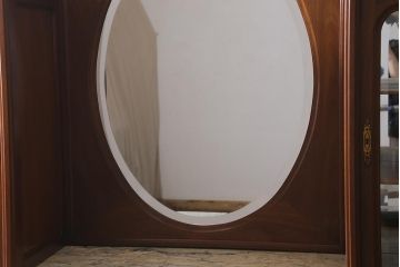 アンティーク家具　フランスアンティーク　ウォールナット材　大理石　上手物!ラウンド型のミラーが目を惹く高級感漂うキャビネット(収納棚、飾り棚、ウォッシュスタンド)(R-039726)