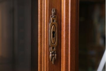 アンティーク家具　フランスアンティーク　ウォールナット材　大理石　上手物!ラウンド型のミラーが目を惹く高級感漂うキャビネット(収納棚、飾り棚、ウォッシュスタンド)(R-039726)