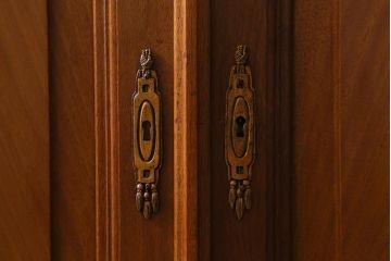 アンティーク家具　フランスアンティーク　ウォールナット材　大理石　上手物!ラウンド型のミラーが目を惹く高級感漂うキャビネット(収納棚、飾り棚、ウォッシュスタンド)(R-039726)