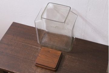レトロ雑貨　オリエンタルカレー　木製の蓋が魅力的なアンティークのガラスビン(ガラス瓶、角瓶)(R-039733)