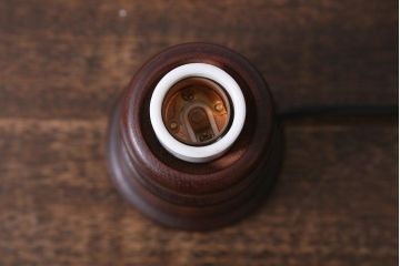 中古　木芸研究会　温かな和の雰囲気を醸し出すスタンドライト(ランプ、卓上照明)(R-039734)