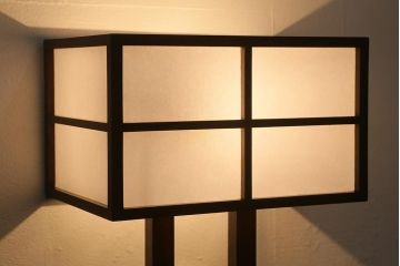 中古　民芸家具　和モダンスタイルに活躍する置行灯風スタンドライト(フロアライト、スタンド照明)(R-039736)