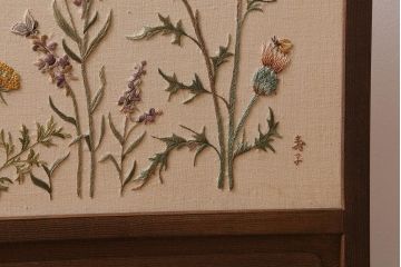 ビンテージ家具　桑材　「寿子」銘入り　花蝶刺繍衝立(パーテーション、ついたて)(R-039739)