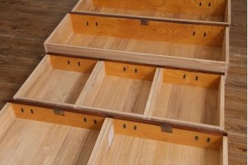 中古　伝統民芸家具　岩谷堂箪笥　前板ケヤキ無垢材　菊幸　37　ローチェストN　華やかな意匠の四尺整理箪笥(衣装箪笥、整理タンス)(定価約46万円)(R-039741)