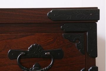 中古　伝統民芸家具　岩谷堂箪笥　前板ケヤキ無垢材　菊幸　37　ローチェストN　華やかな意匠の四尺整理箪笥(衣装箪笥、整理タンス)(定価約46万円)(R-039741)