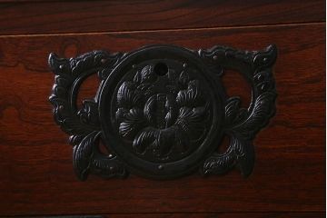 中古　伝統民芸家具　岩谷堂箪笥　前板ケヤキ無垢材　菊幸　37　ローチェストN　華やかな意匠の四尺整理箪笥(衣装箪笥、整理タンス)(定価約46万円)(R-039741)