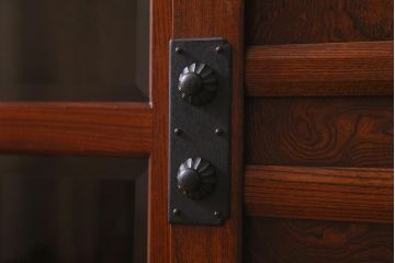 ビンテージ家具　中古　国産　最高級品!　総ケヤキ材・中桐材　玉杢　手打ち金具　漆塗り　伝統技術の粋をつくした極上のサイドボード(キャビネット、戸棚、収納棚、ヴィンテージ)(定価約120万円)(R-039746)