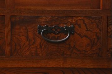 ビンテージ家具　中古　国産　最高級品!　総ケヤキ材・中桐材　玉杢　手打ち金具　漆塗り　伝統技術の粋をつくした極上のサイドボード(キャビネット、戸棚、収納棚、ヴィンテージ)(定価約120万円)(R-039746)