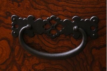 ビンテージ家具　中古　国産　最高級品!　総ケヤキ材・中桐材　玉杢　手打ち金具　漆塗り　伝統技術の粋をつくした極上のサイドボード(キャビネット、戸棚、収納棚、ヴィンテージ)(定価約120万円)(R-039746)