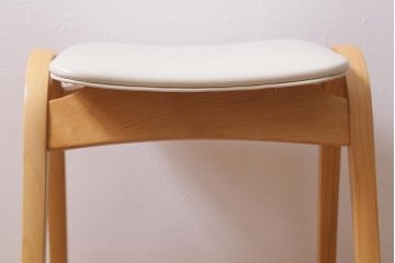 中古　秋田木工　IDC大塚家具　曲木家具　NO.202　ミッドセンチュリーな雰囲気がお洒落なスタッキングスツール(スツール、椅子)(R-039750)