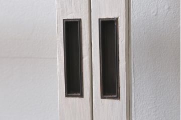 アンティーク建具　ナチュラルレトロなホワイトのペイントガラス戸2枚セット(引き戸)(R-039752)