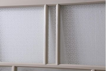 アンティーク建具　当店オリジナルガラス　桟のデザインがおしゃれなペイントガラス戸(引き戸)(R-039754)