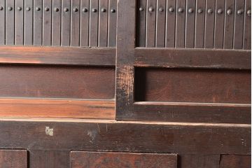 アンティーク家具　堅牢な鎧戸が和の空間を高める水屋箪笥サイドボード(収納棚、戸棚、キャビネット)(R-039758)