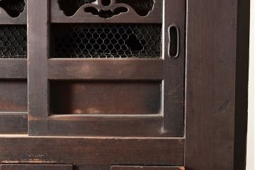 アンティーク家具　堅牢な鎧戸が和の空間を高める水屋箪笥サイドボード(収納棚、戸棚、キャビネット)(R-039758)