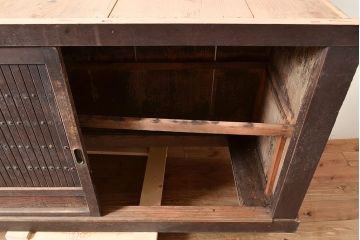 アンティーク家具　堅牢な鎧戸が和の空間を高める水屋箪笥サイドボード(収納棚、戸棚、キャビネット)(R-039761)