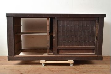 アンティーク家具　堅牢な鎧戸が和の空間を高める水屋箪笥サイドボード(収納棚、戸棚、キャビネット)(R-039761)