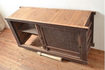 アンティーク家具　堅牢な鎧戸が和の空間を高める水屋箪笥サイドボード(収納棚、戸棚、キャビネット)(R-039761)