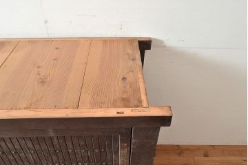 アンティーク家具　堅牢な鎧戸が和の空間を高める水屋箪笥サイドボード(収納棚、戸棚、キャビネット)(R-039761)