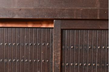 アンティーク家具　堅牢な鎧戸が和の空間を高める水屋箪笥サイドボード(収納棚、戸棚、キャビネット)(R-039761)