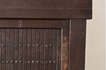 アンティーク家具　堅牢な鎧戸が和の空間を高める水屋箪笥サイドボード(収納棚、戸棚、キャビネット)(R-039761)