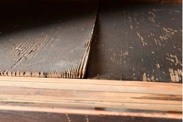 アンティーク家具　堅牢な鎧戸が和の空間を高める重ね水屋箪笥(収納棚、戸棚、キャビネット)(R-039762)