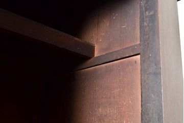 アンティーク家具　堅牢な鎧戸が和の空間を高める重ね水屋箪笥(収納棚、戸棚、キャビネット)(R-039762)