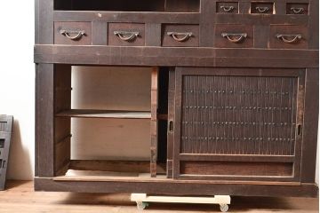 アンティーク家具　堅牢な鎧戸が和の空間を高める重ね水屋箪笥(収納棚、戸棚、キャビネット)(R-039762)